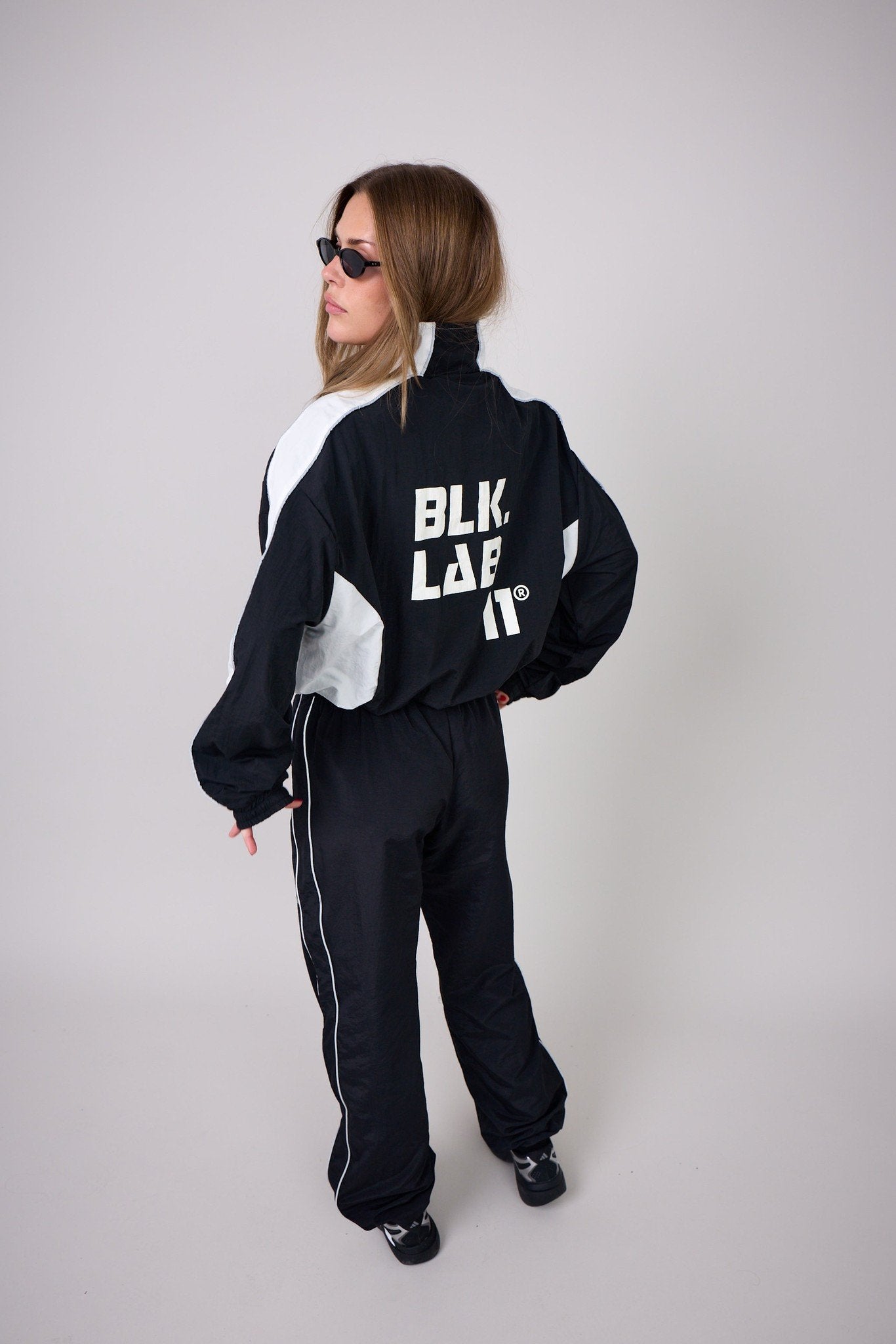 11UNSTOPPABLE WINDBREAKER hover